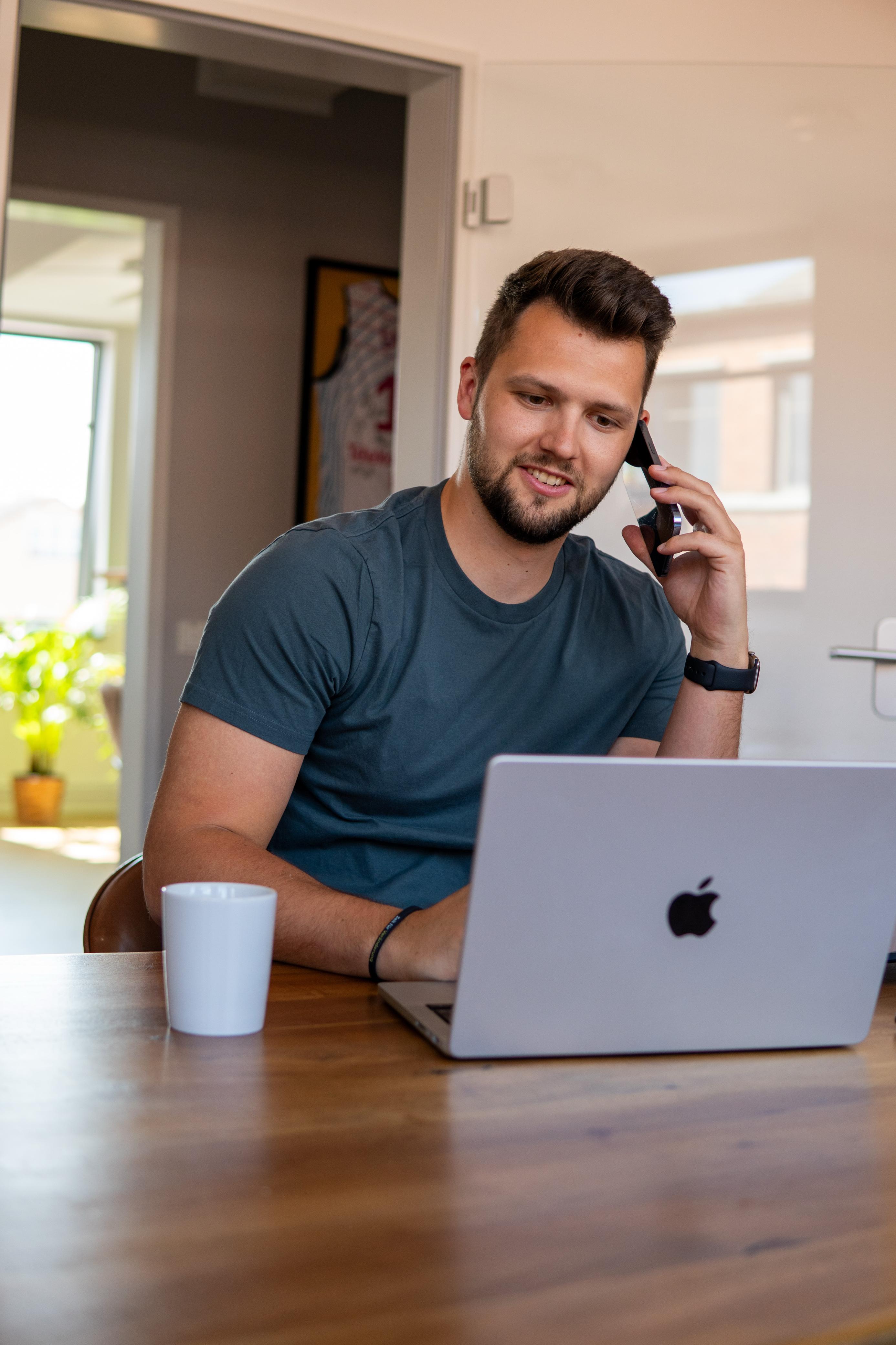 Bastian Hörbelt am Telefon